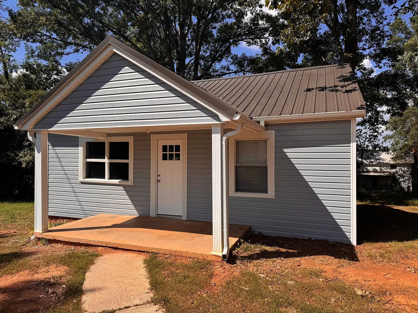 2 Bed, 1 Bath Home! — Photo 1