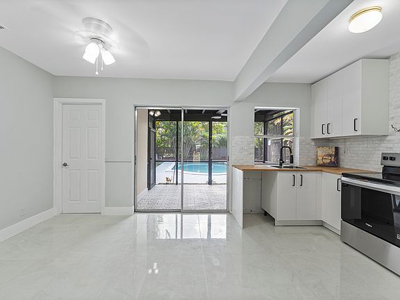 4th image of 200 SE 19th St #200
