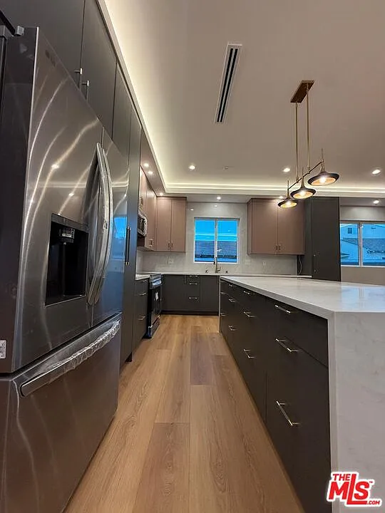 3 bed, 3.0 bath, 1300 sqft, $4,300 — Photo 4