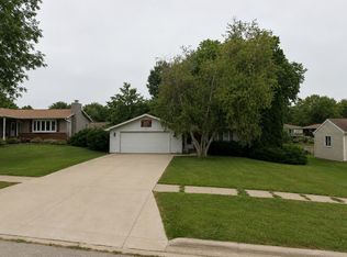 564 N Greenfield Dr, Freeport, IL 61032