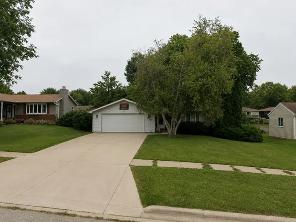 564 N Greenfield Dr, Freeport, IL 61032