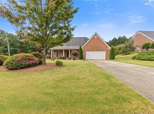 1352 Beringer Dr, Hoschton, GA 30548