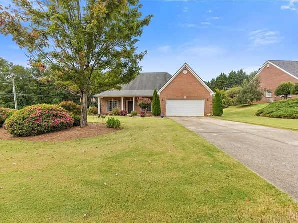 1352 Beringer Dr, Hoschton, GA 30548