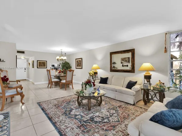 400 Commodore Dr APT 217, Plantation, FL 33325