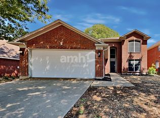 828 Norfolk Dr, Saginaw, TX 76131