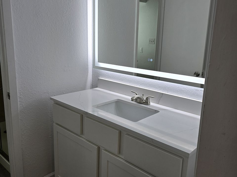 1st image of 2424 Ventura Dr APT A