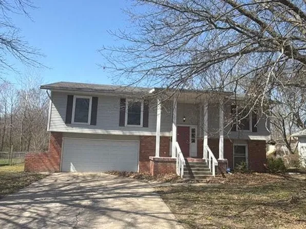 942 Ridge Dr, Warrensburg, MO 64093