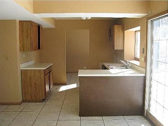 3rd image of 319 Newport Ln