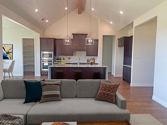 4th image of 221 Marie Ln