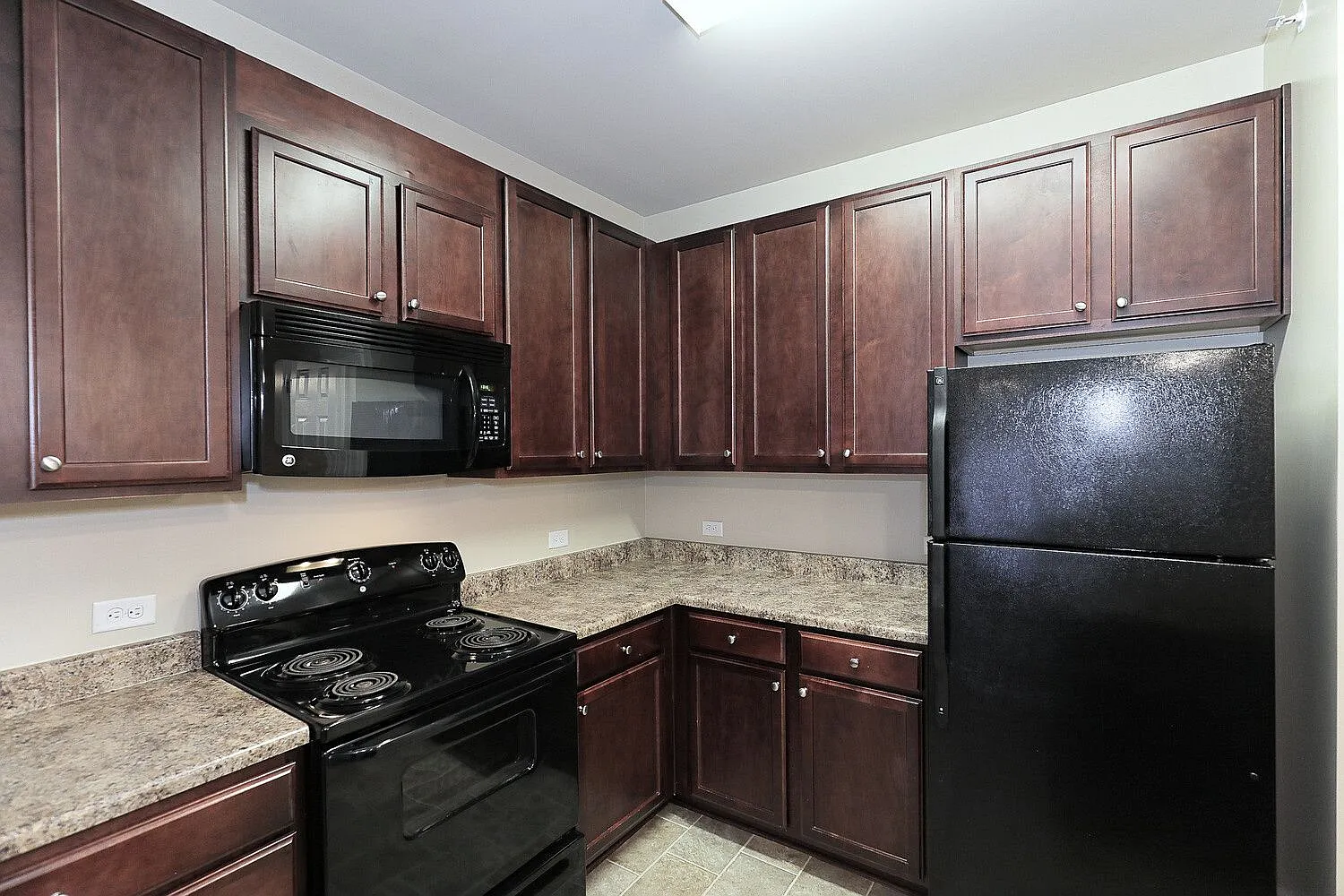 Astoria Apartments — Photo 4