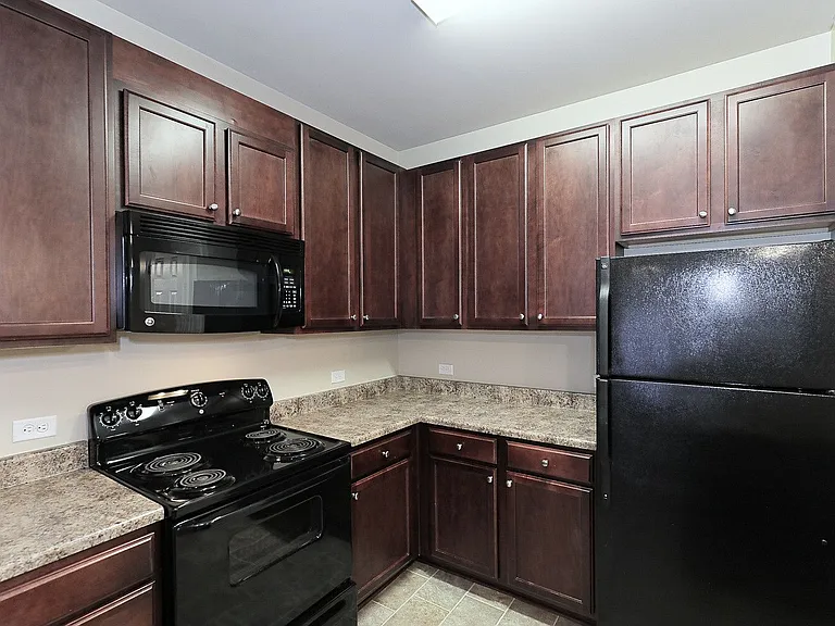 Astoria Apartments — Photo 4