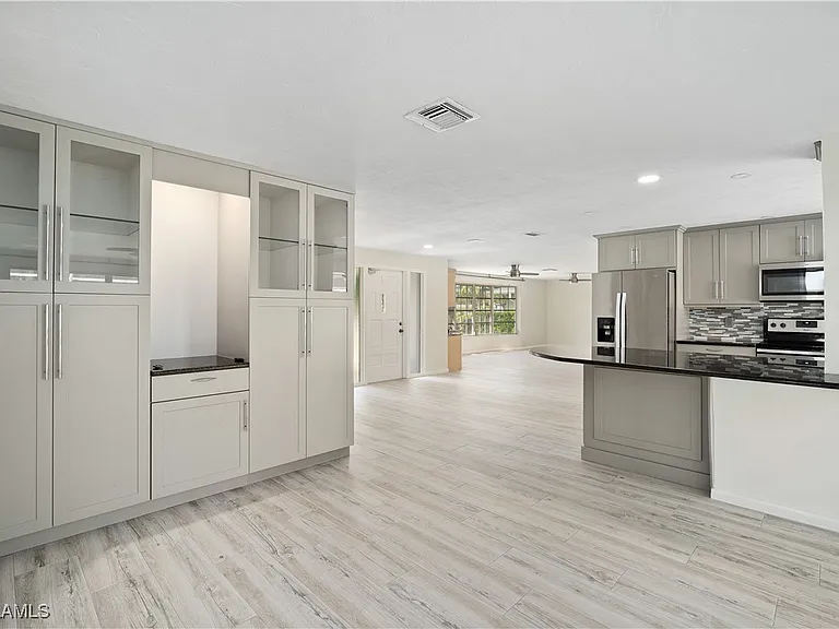 1411 Whiskey Creek Dr — Photo 2