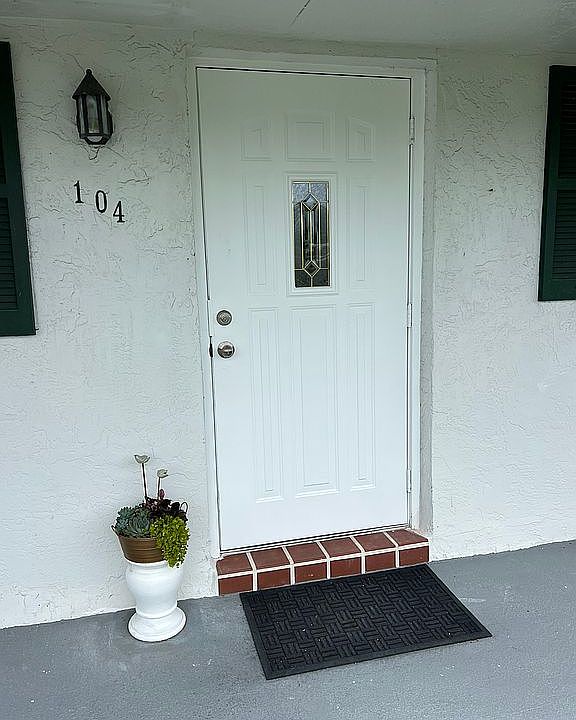 1st image of 721 SW Lake Ct APT 104