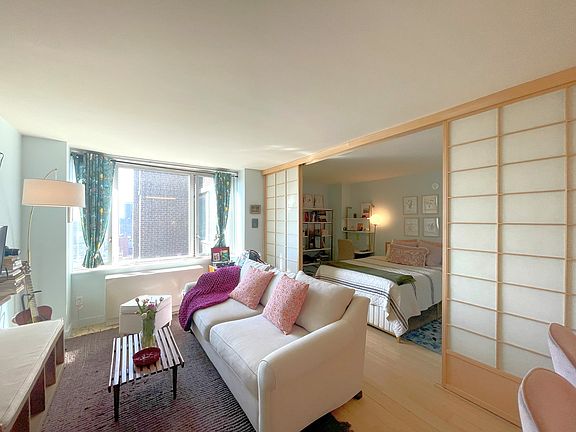 4th image of 322 W 57th St APT 32V