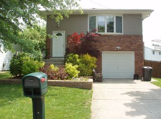 10 Cather Ave, Dix Hills, NY 11746