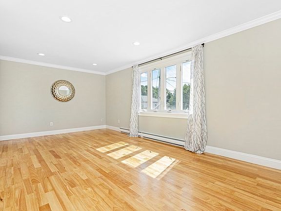4th image of 33 Elmwood Park APT 4