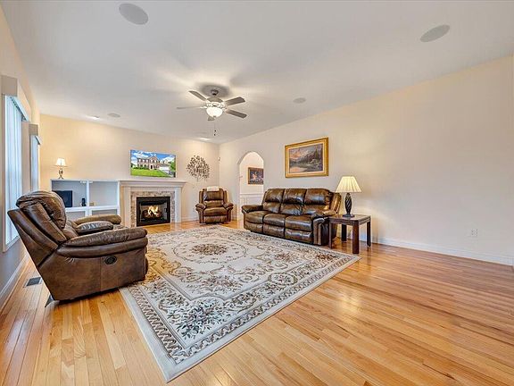 3rd image of 1585 Diana Dr
