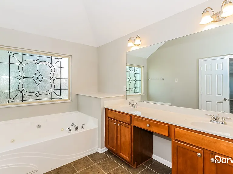 5521 Village Trce — Photo 12