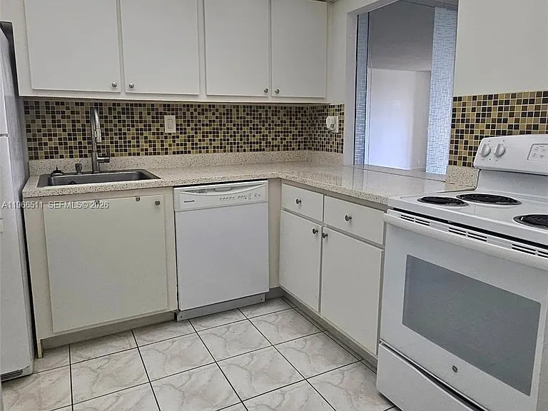 1000 Parkview Dr #605 — Photo 4