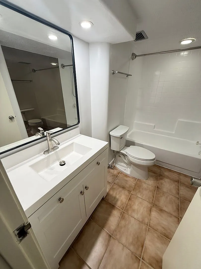 Hawaii Kai - 1 Bedroom | 1 Bathroom | 2 Parking Stalls - $ 2,750.00 — Photo 3