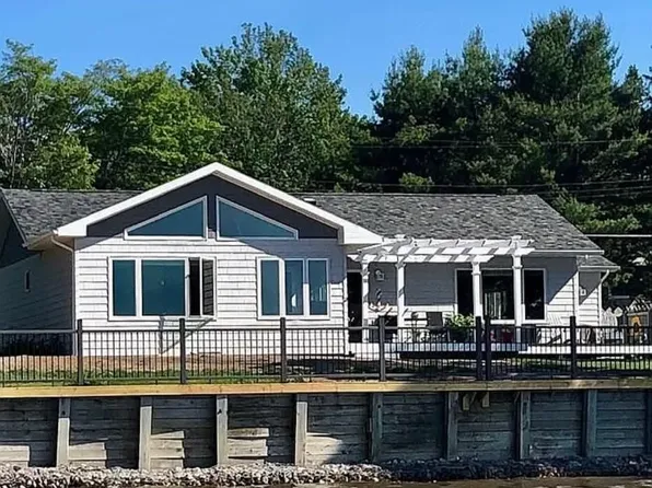 3901 Shallows Beach Ave, Sault Sainte Marie, MI 49783
