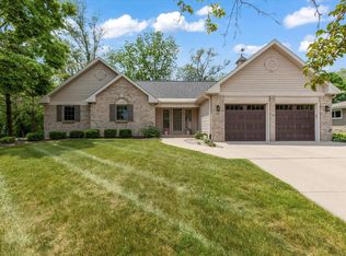 607 Crestview Ln, Mukwonago, WI 53149