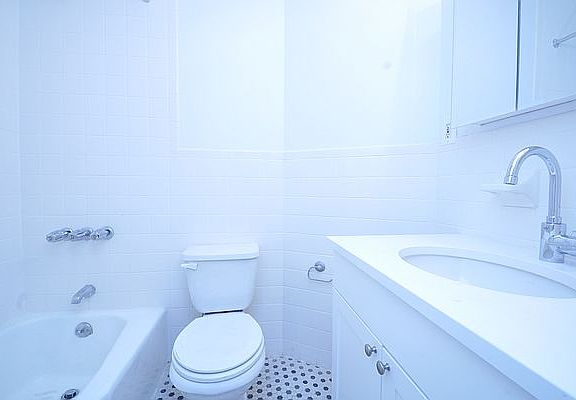 3rd image of 404 E 63rd St APT 2