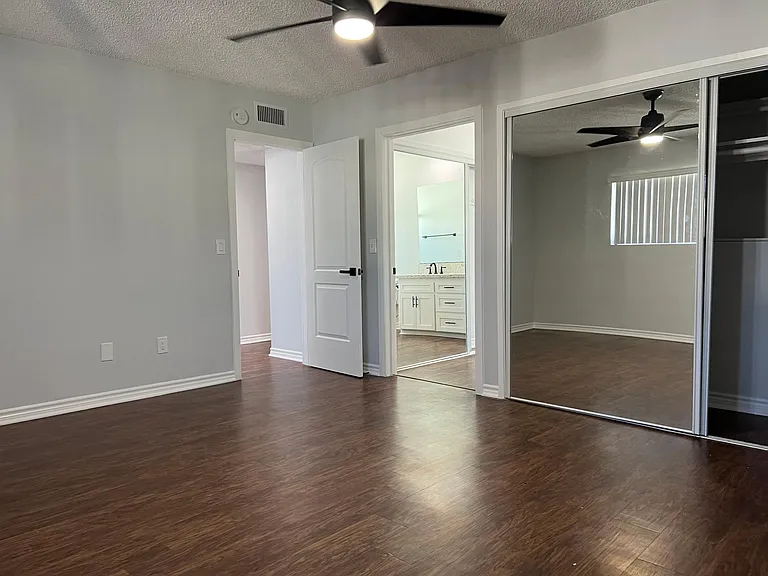 The Corinthian Apartments — Photo 16