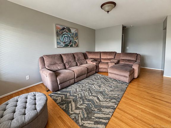 5th image of 32228 Columbus Dr