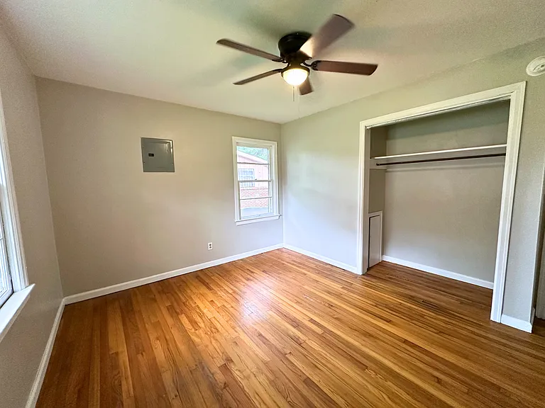 916 Delmar Dr — Photo 10