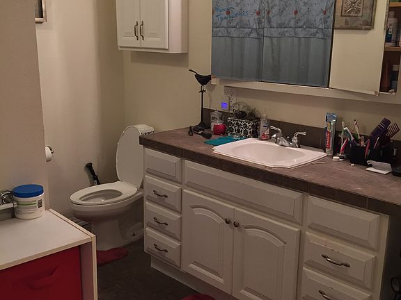 Main floor shared bathrrom