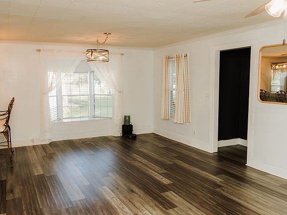 3rd image of 417 Burgess St