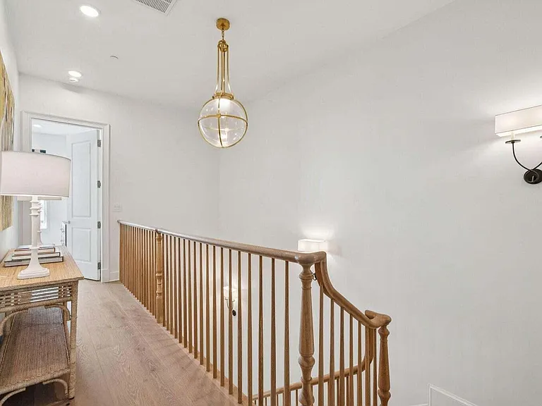 376 Broad St — Photo 25