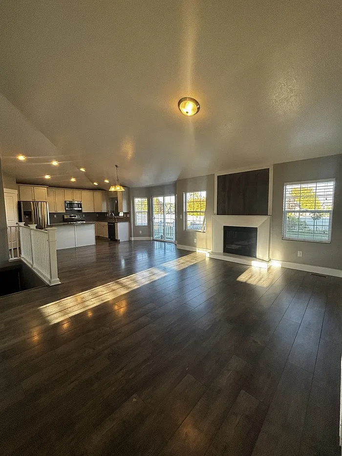 6 bed, 3.0 bath, 3169 sqft, $3,200 — Photo 4
