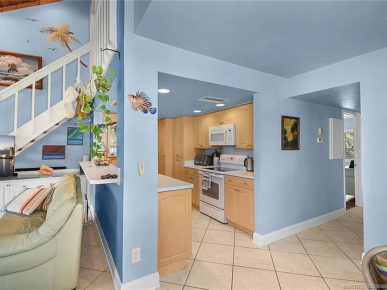 324 NE Golfview Cir #324 — Photo 17