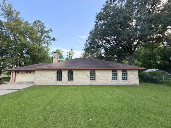 2103 Sawmill Rd, Dayton, TX 77535
