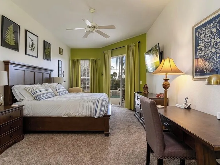 452 N Hampton Dr — Photo 2
