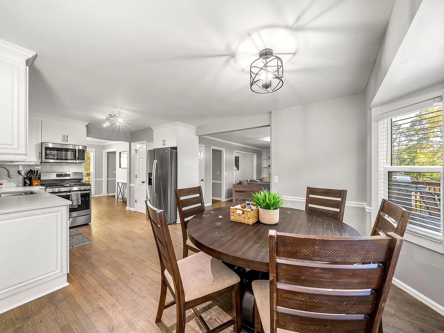 5 bed, 3530 sqft, $9,500 — Photo 3