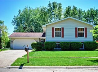 24 Lockman Cir, Elgin, IL 60123