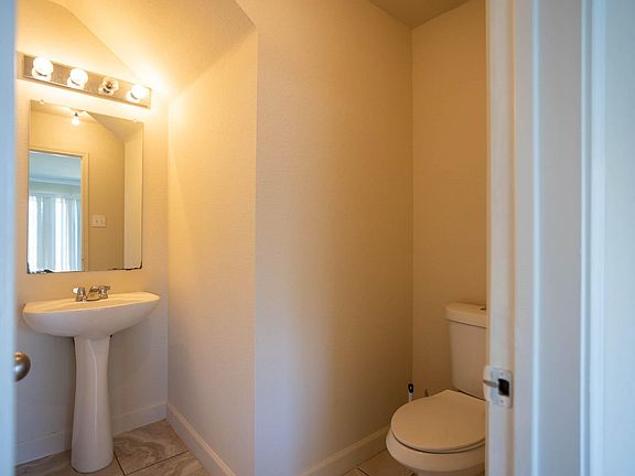 5th image of 817 Green Heath Ave