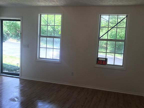 3rd image of 211 Oak Grove Dr #Pet