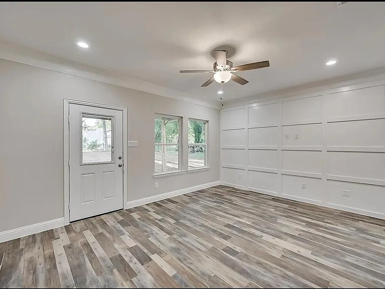 1707 Ash Crescent St — Photo 7