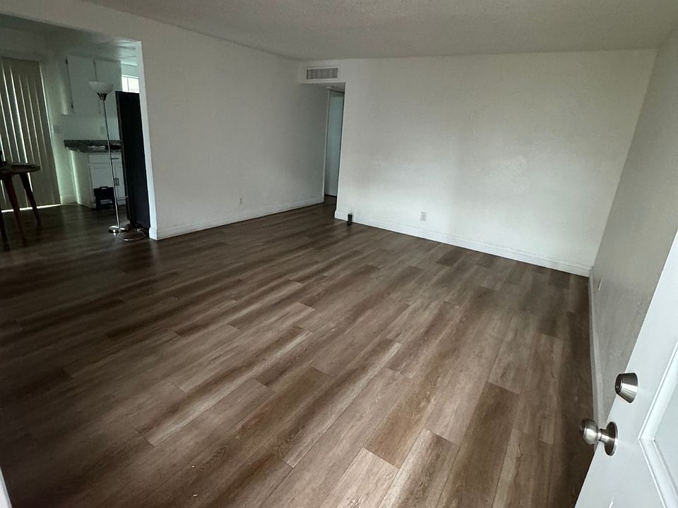 2nd image of 60 Martinique Ct