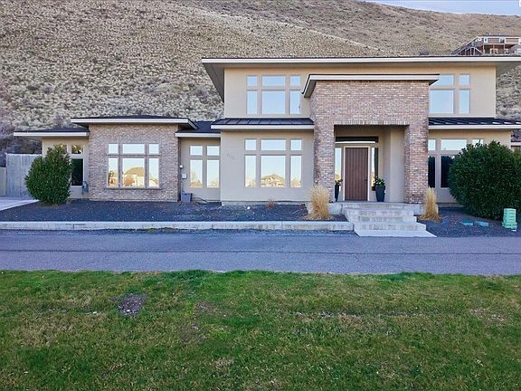 2nd image of 915 Meadow Hills Dr