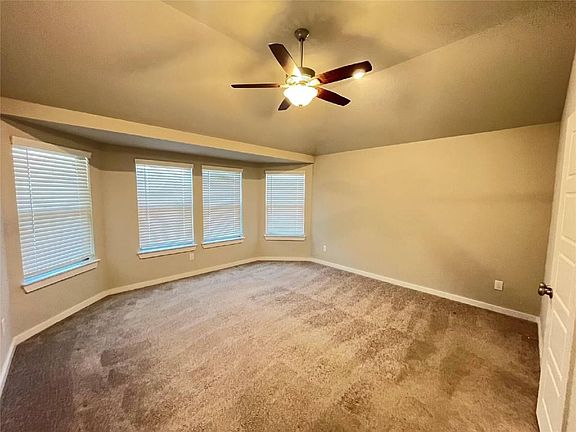 5th image of 819 Deerhurst Ln