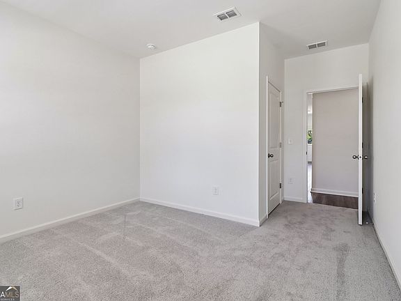 4th image of 36 Crescent Blvd