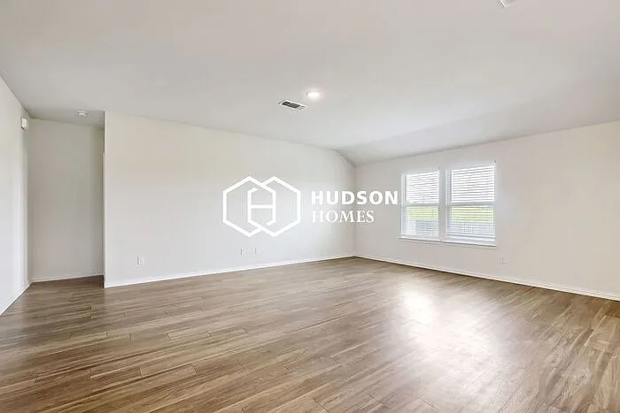 3 bed, 2.0 bath, 1600 sqft, $1,549 — Photo 2