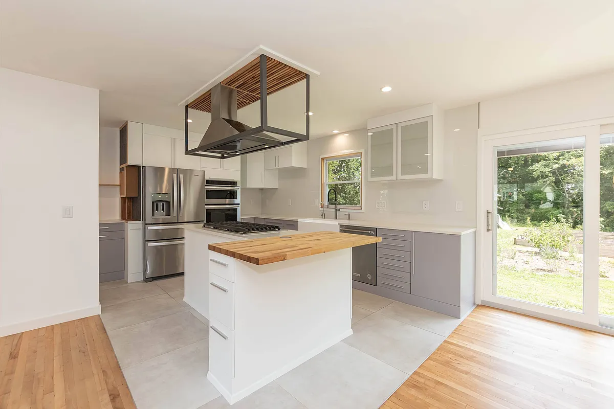Kitchen - 105 Deblyn Ct