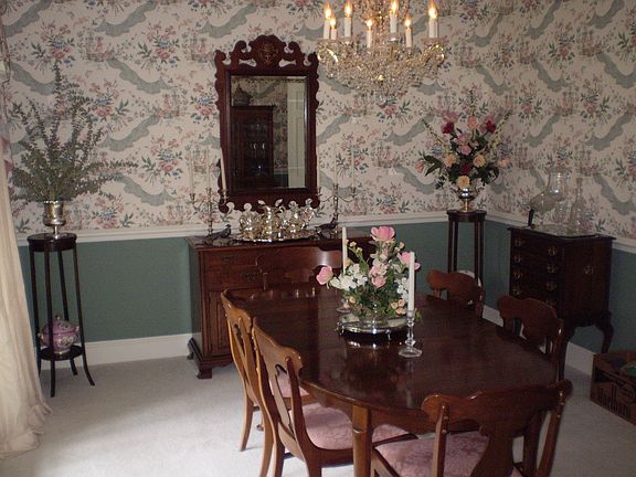 FORMAL DR W/OVERSIZED WINDOWS