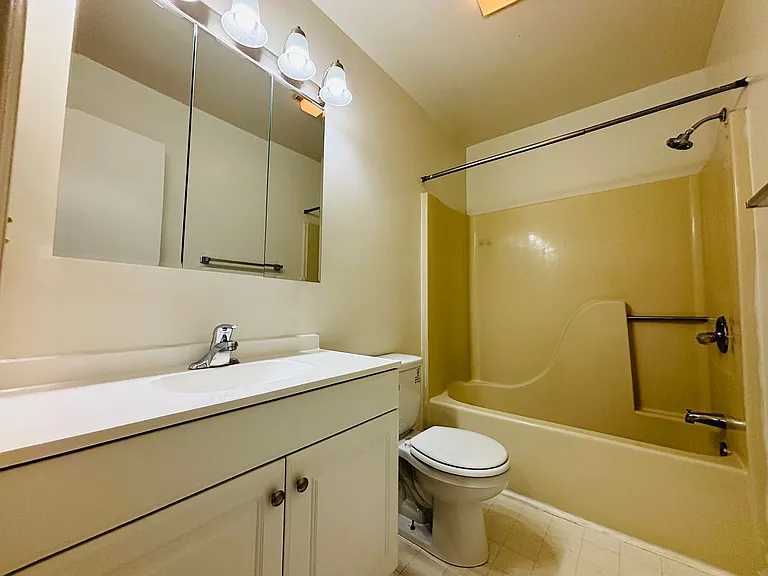 2 Bedroom, 1 Bath Apartment — Photo 13